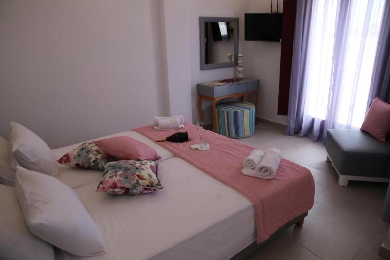 Mar N Mar Crown Hotel-Suites คามารี ภายนอก รูปภาพ